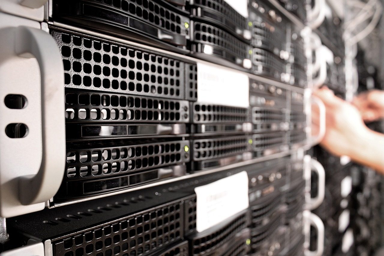 Mâini care scot un server dintr-un rack